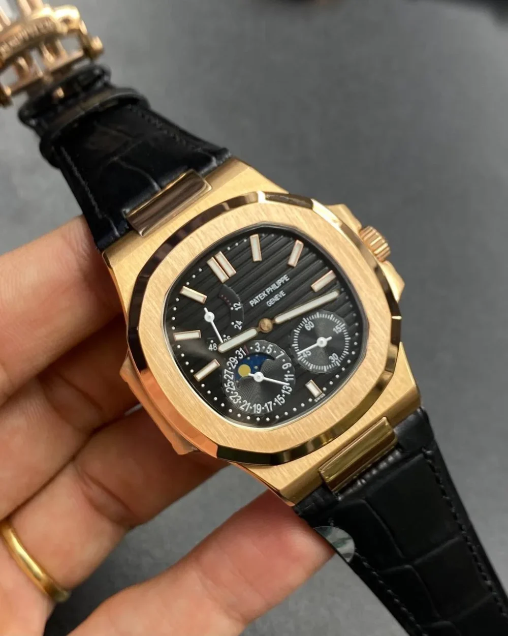 ⁦باتيك فيليب نوتيلوس رمادي جلد أسود - Patek Philippe Nautilus Gray Dial Black Leather⁩ - الصورة ⁦5⁩