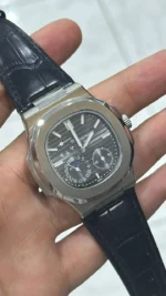 ⁦باتيك فيليب نوتيلوس رمادي جلد أسود - Patek Philippe Nautilus Gray Dial Black Leather⁩ - الصورة ⁦3⁩