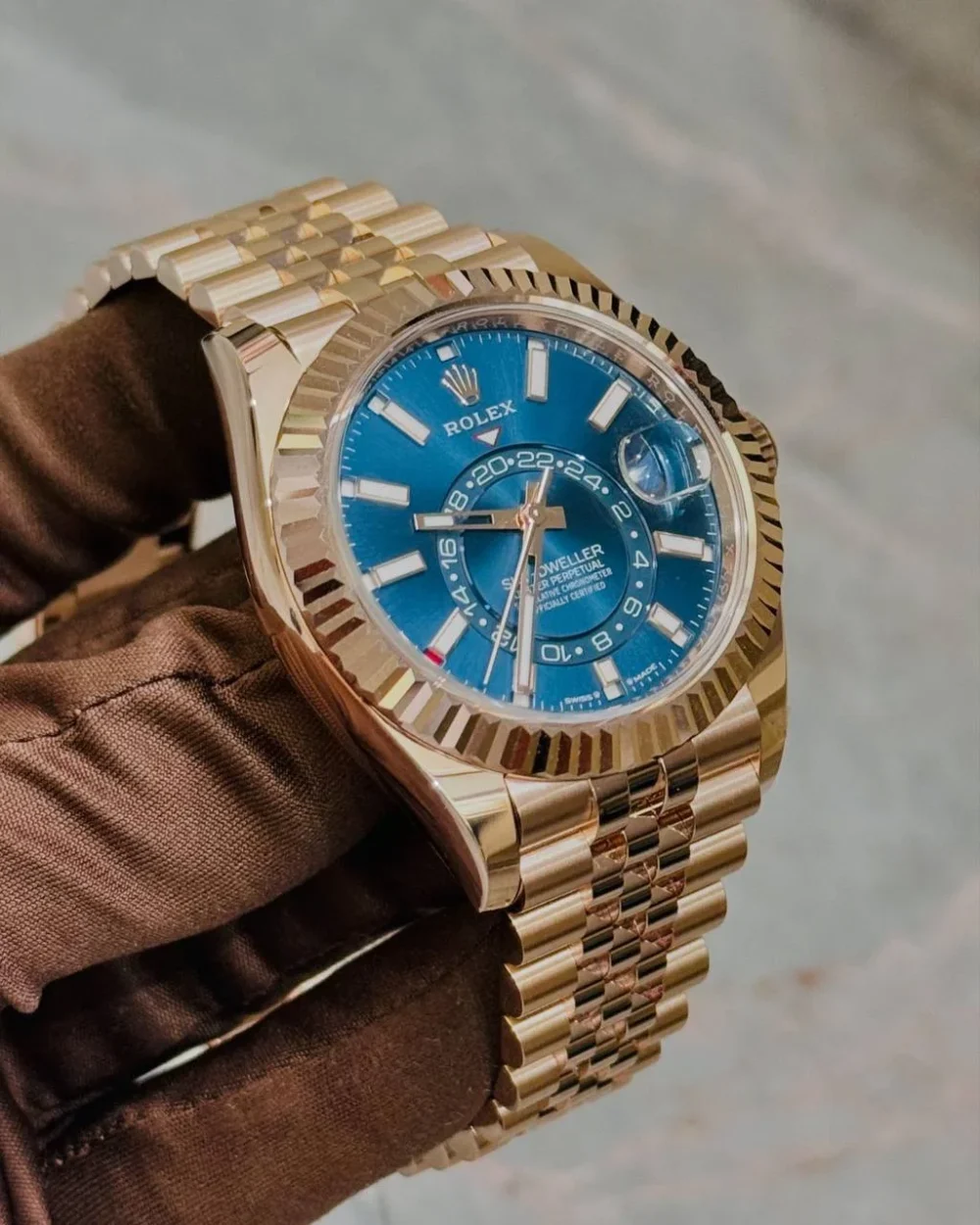 ⁦ساعة رولكس سكاي دويلر روز جولد زرقاء - Rolex Sky-Dweller Rose Gold Blue⁩ - الصورة ⁦4⁩