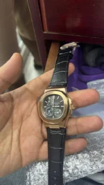 ⁦باتيك فيليب نوتيلوس رمادي جلد أسود - Patek Philippe Nautilus Gray Dial Black Leather⁩ - الصورة ⁦2⁩